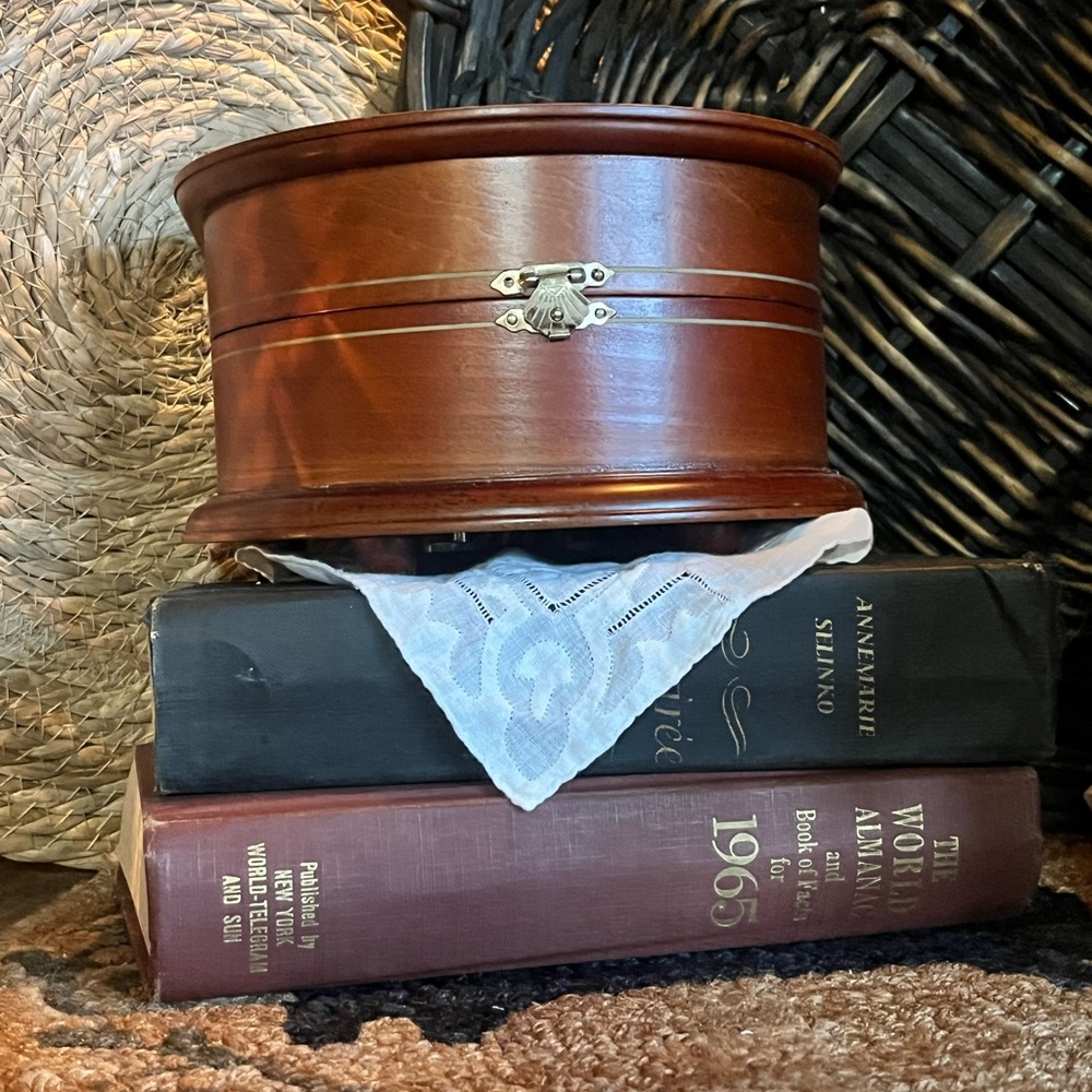 The Nativity Music Box - Picture 2 of 3